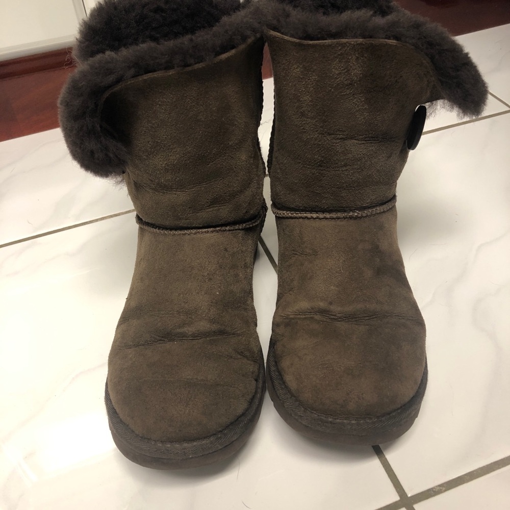 Ugg Bailey Button Size 6 - image 2